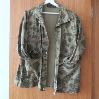 Sobrecamisa camuflaje Zara de segunda mano por 7 EUR en A Coruña en WALLAPOP