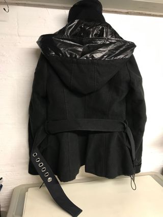 ABRIGO BLAUER NEGRO Talla S  CAPUCHA