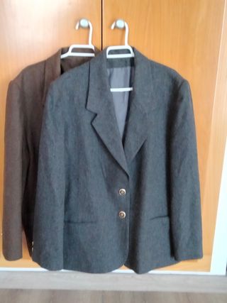 Lote de 2 americanas de señora Talla 52 de segunda mano por 5 EUR en  Sentmenat en WALLAPOP
