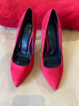 Tacones rojo 38 - 11 cm Bershka de segunda mano por 5 EUR en Arganda del  Rey en WALLAPOP
