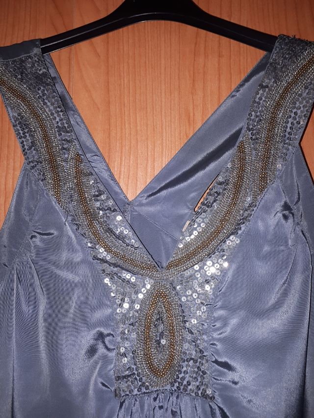 Vestido fiesta satinado con elegante pedrería.