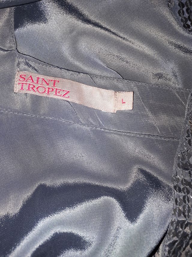 Vestido fiesta satinado con elegante pedrería.