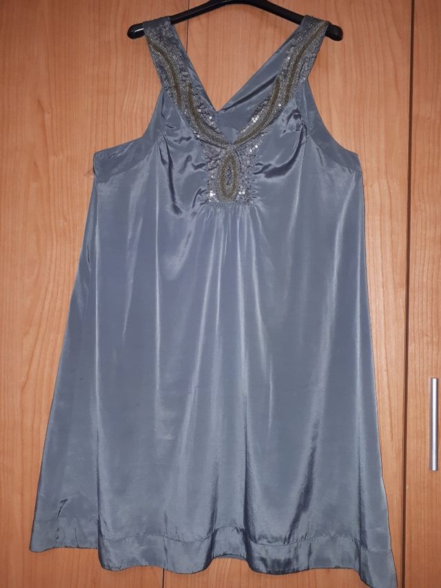 Vestido fiesta satinado con elegante pedrería.