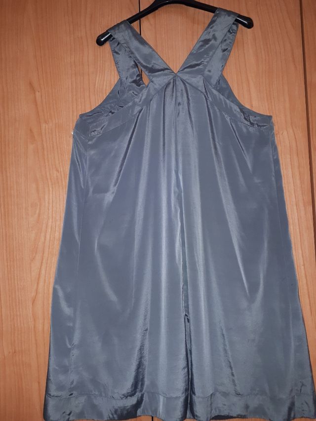 Vestido fiesta satinado con elegante pedrería.