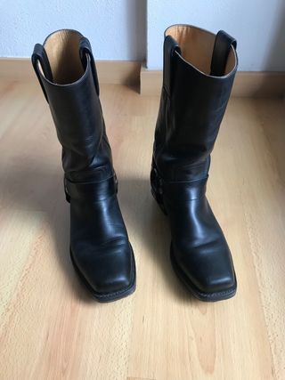 Botas SENDRA de punta cuadrada negras 41 de segunda mano por 60 EUR en Ali  en WALLAPOP