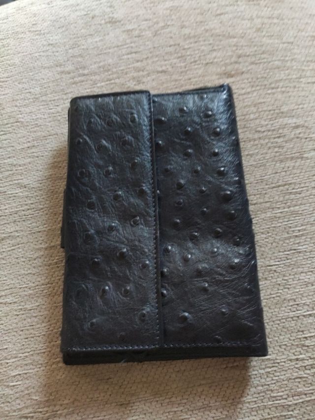 Billetero de color negro