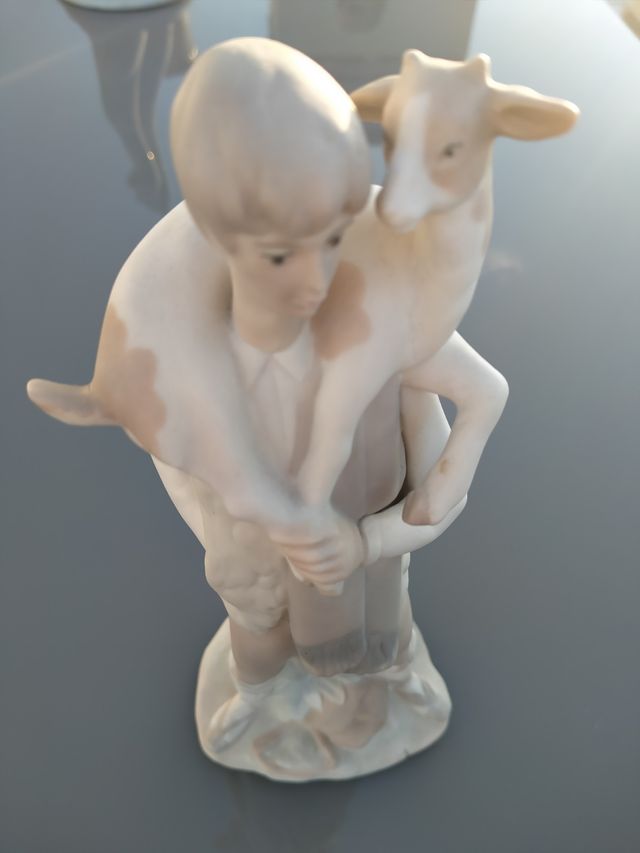 Lladro pastorcito. Mide 27 cm