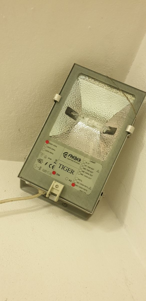 foco halogenuro 1000 w de luz y 150 w de consumo 