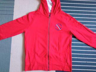 SUDADERA TOMMY HILFIGER ROJA Hombre (S) de segunda mano por 14 EUR en  Pontevedra en WALLAPOP