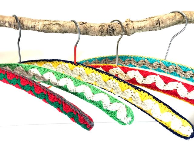 5 perchas vintage de madera con forro de crochet 1