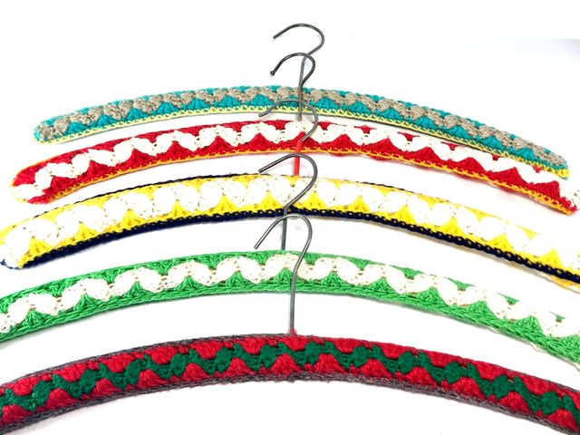 5 perchas vintage de madera con forro de crochet 1
