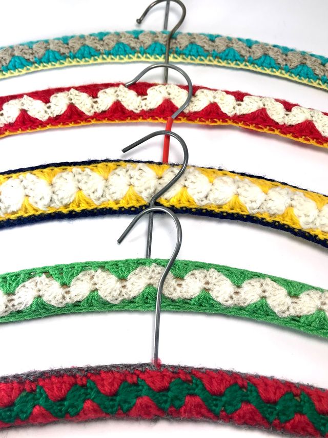 5 perchas vintage de madera con forro de crochet 1