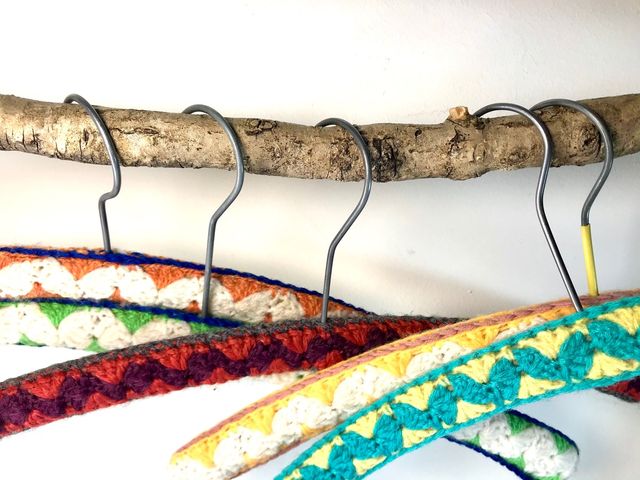 5 perchas vintage de madera con forro de crochet 4