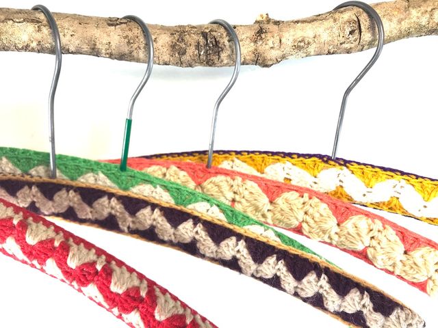 5 perchas vintage de madera forradas de crochet 5