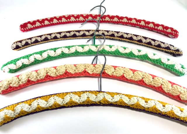 5 perchas vintage de madera forradas de crochet 5