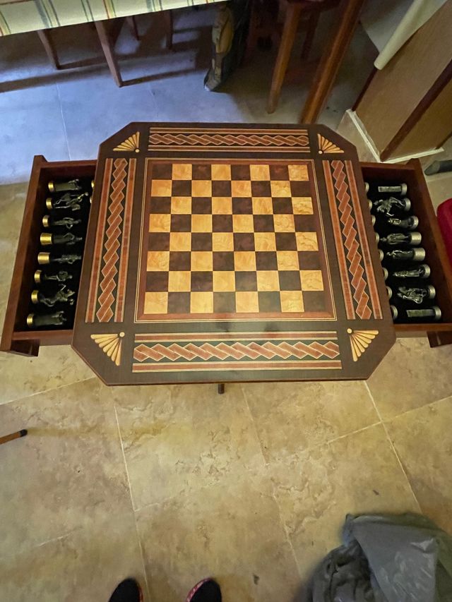 Mesa de Ajedrez de madera con figuras