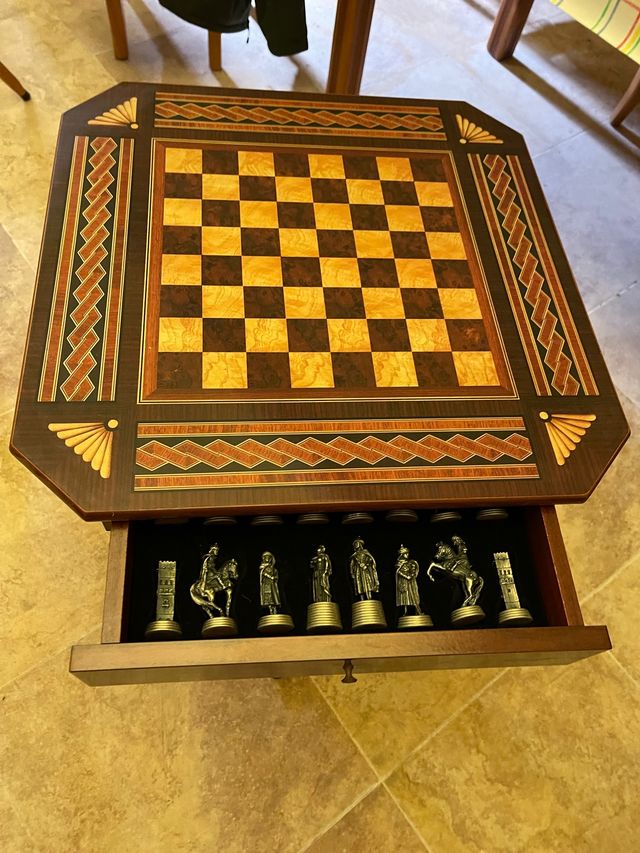 Mesa de Ajedrez de madera con figuras