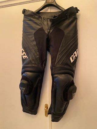 Pantalon cuero Dainese de segunda mano por 250 EUR en Madrid en WALLAPOP