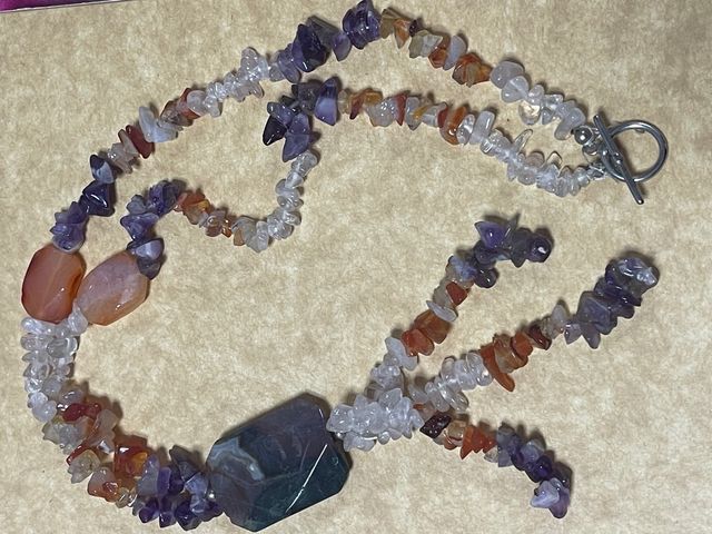 COLLAR MINERAL CHIP CUARZO Y AMATISTA.