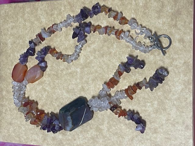 COLLAR MINERAL CHIP CUARZO Y AMATISTA.