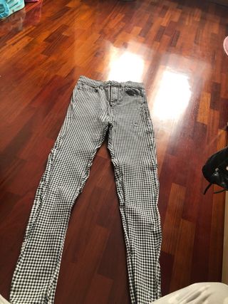 Pantalón cuadros Stradivarius de segunda mano por 5 EUR en Doneztebe en  WALLAPOP