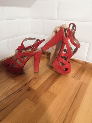 Sandalias tacón talla 37 color rojo coral de segunda mano por 7 EUR en  Málaga en WALLAPOP