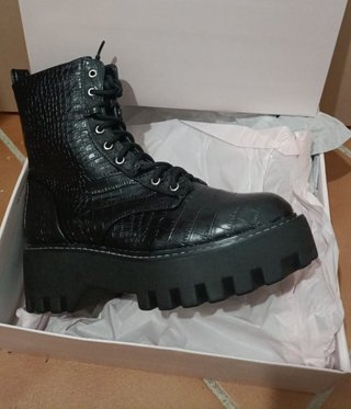 Botas negras muy bonitas, a estrenar de segunda mano por 20 EUR en Las  Navas del Marqués en WALLAPOP