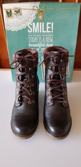 Botines marrones de cuña y con cordones. Talla 39 de segunda mano por 32  EUR en Madrid en WALLAPOP