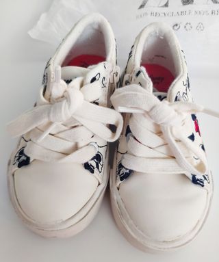 Zapatillas Gemelas Zara Minnie de segunda mano por 13 EUR en O Barco de  Valdeorras en WALLAPOP