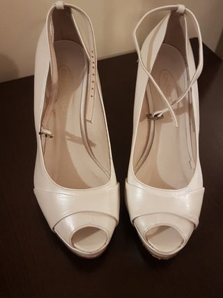 Zapatos de novia de firma de segunda mano por 50 EUR en Parla en WALLAPOP