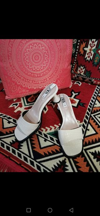 Sandalias Zara tacon bajo y ancho de segunda mano por 14,9 EUR en Sabadell  en WALLAPOP