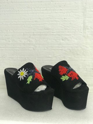 ZUECOS SARKANY NEGROS FLORES Talla 38 nuevos