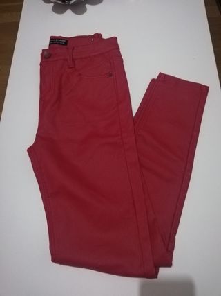 Pantalón encerado Stradivarius de segunda mano por 10 EUR en Salamanca en  WALLAPOP