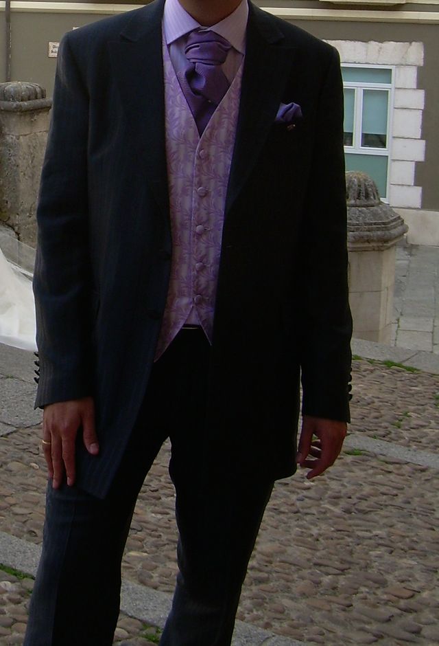 Traje de novio talla M/L con corbata goyesca KIROV