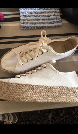Zapatillas suela esparto pull and bear de segunda mano por 10 EUR en  Valencia en WALLAPOP