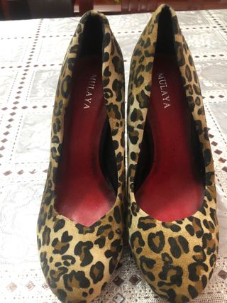 Zapatos tacón animal print (ante) de segunda mano por 4,5 EUR en Badalona  en WALLAPOP