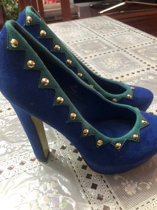 Zapatos tacón (azul\\/turquesa\\/tachuelas) de segunda mano por 4,5 EUR en  Badalona en WALLAPOP