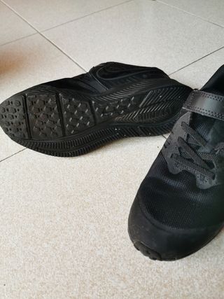 Zapatillas Nike toda negra número 35 de segunda mano por 13 EUR en  Rivas-Vaciamadrid en WALLAPOP