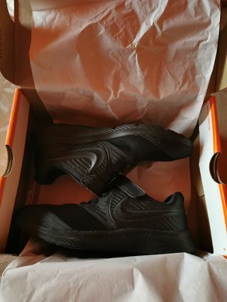Zapatillas Nike toda negra número 35 de segunda mano por 13 EUR en  Rivas-Vaciamadrid en WALLAPOP