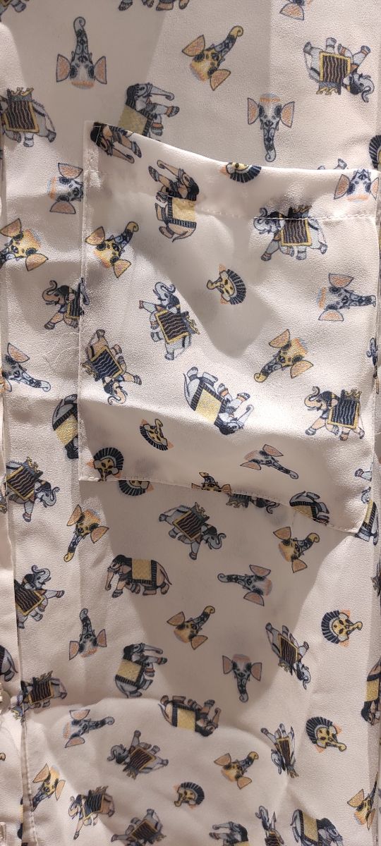 camisa estampada blanca con elefantes