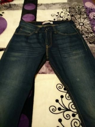 Pantalón vaquero mujer Levis 512 de segunda mano por 10 EUR en Móstoles en  WALLAPOP