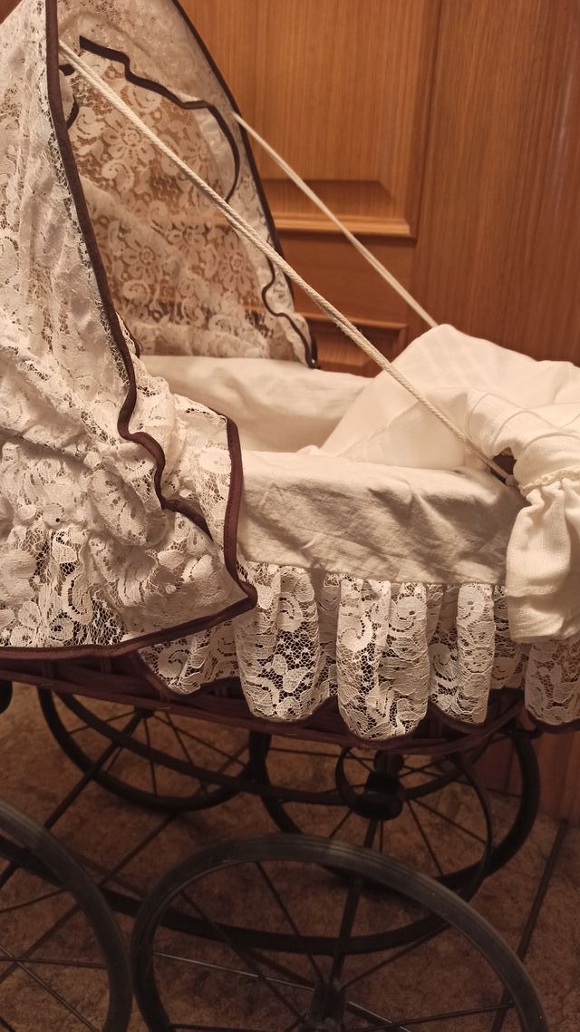 Cochecito y muñeca de porcelana de cole