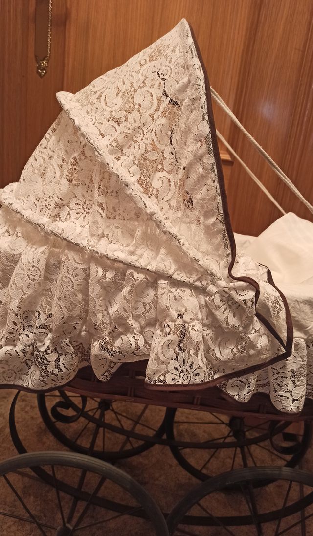 Cochecito y muñeca de porcelana de cole