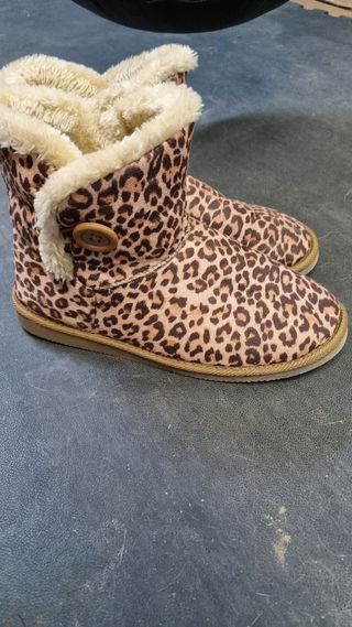 Botin leopardo tipo ugg de segunda mano por 5 EUR en Girona en WALLAPOP