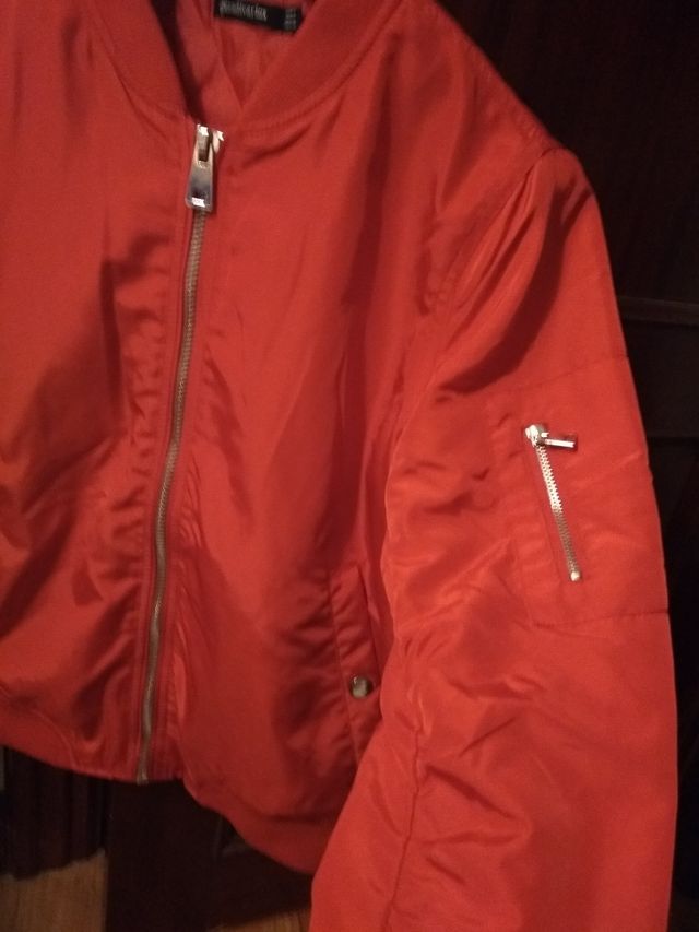 jaketa bomber color rojo