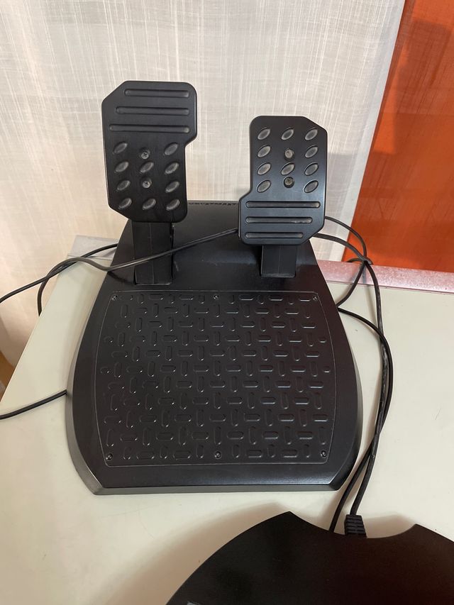 Vendo volante y pedales para jugar: THRUSTMASTER