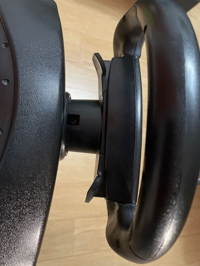 Vendo volante y pedales para jugar: THRUSTMASTER