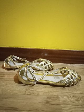 Sandalias doradas Springfield de segunda mano por 20 EUR en Vigo en WALLAPOP