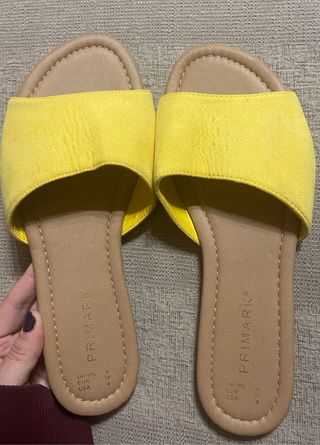 Sandalias Amarillas Primark de segunda mano por 4 EUR en La Fortuna en  WALLAPOP