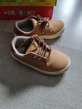 Zapatos Mostaza Zara Num 21 de segunda mano por 8 EUR en Córdoba en WALLAPOP